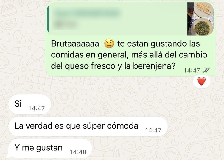 Conversación sobre las comidas: la clienta responde que le resultan súper cómodas y que le gustan.
