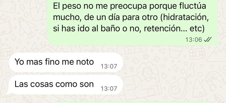 Conversación: el peso fluctúa de un día para otro por hidratación o retención; el cliente responde «Yo más fino me noto».