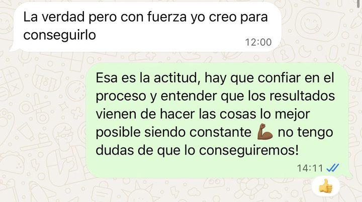 Conversación: la clienta dice que con fuerza cree que lo conseguirá; respuesta animándola a confiar en el proceso y ser constante.